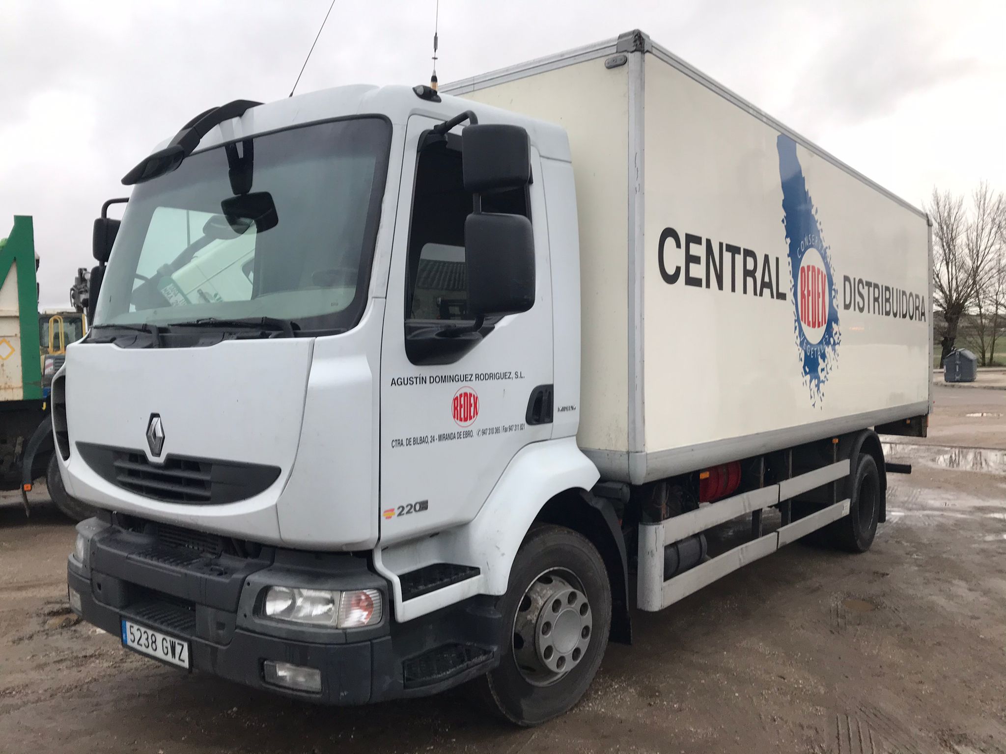 Camión caja cerrada Renault