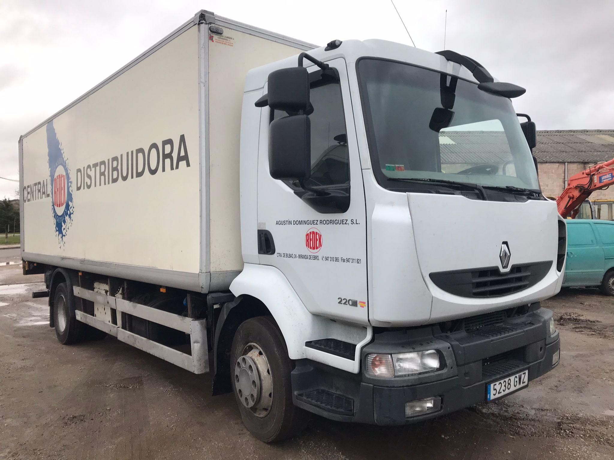 Camión caja cerrada Renault