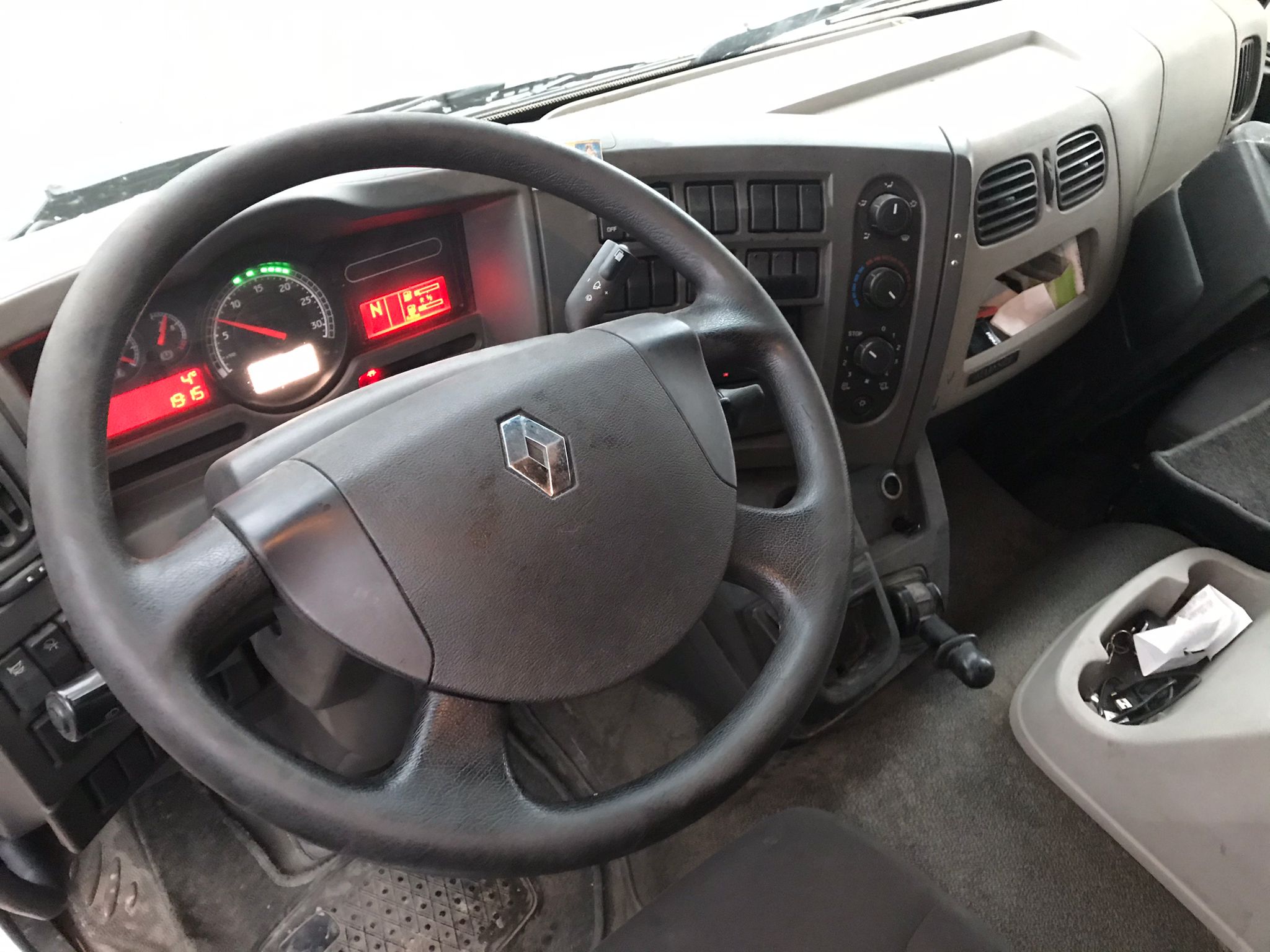 x- VENDIDO - Renault Midlum 220.16 caja cerrada - 2010 - Imagen 5