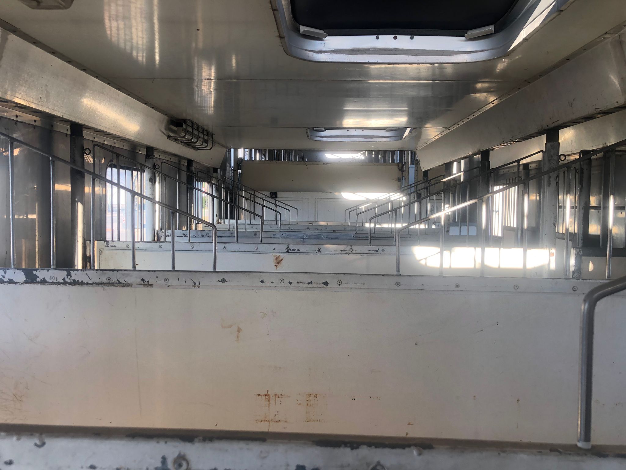 x- VENDIDO - Semirremolque para caballos Montenegro Año 1989 - Imagen 7