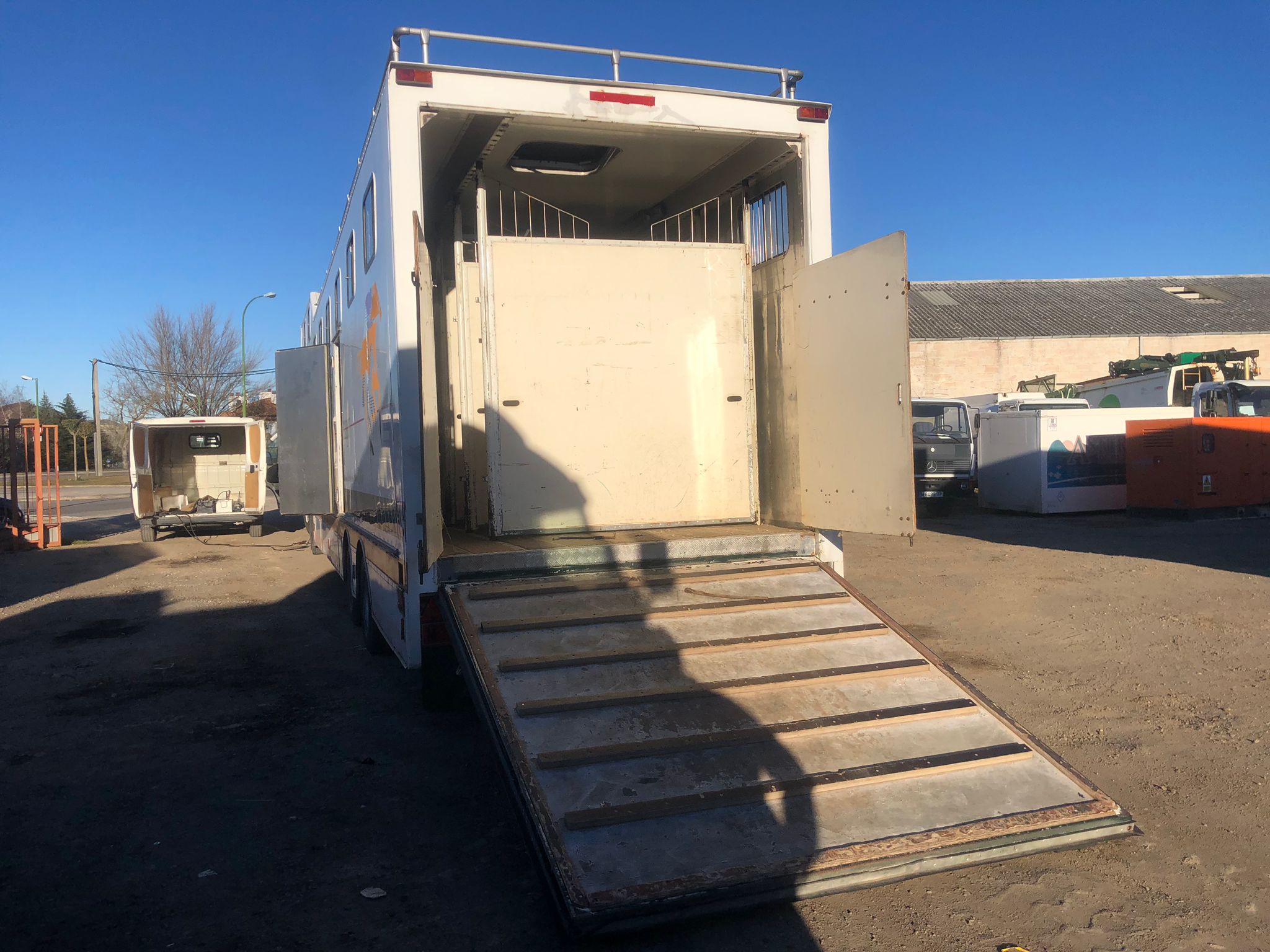 x- VENDIDO - Semirremolque para caballos Montenegro Año 1989 - Imagen 6