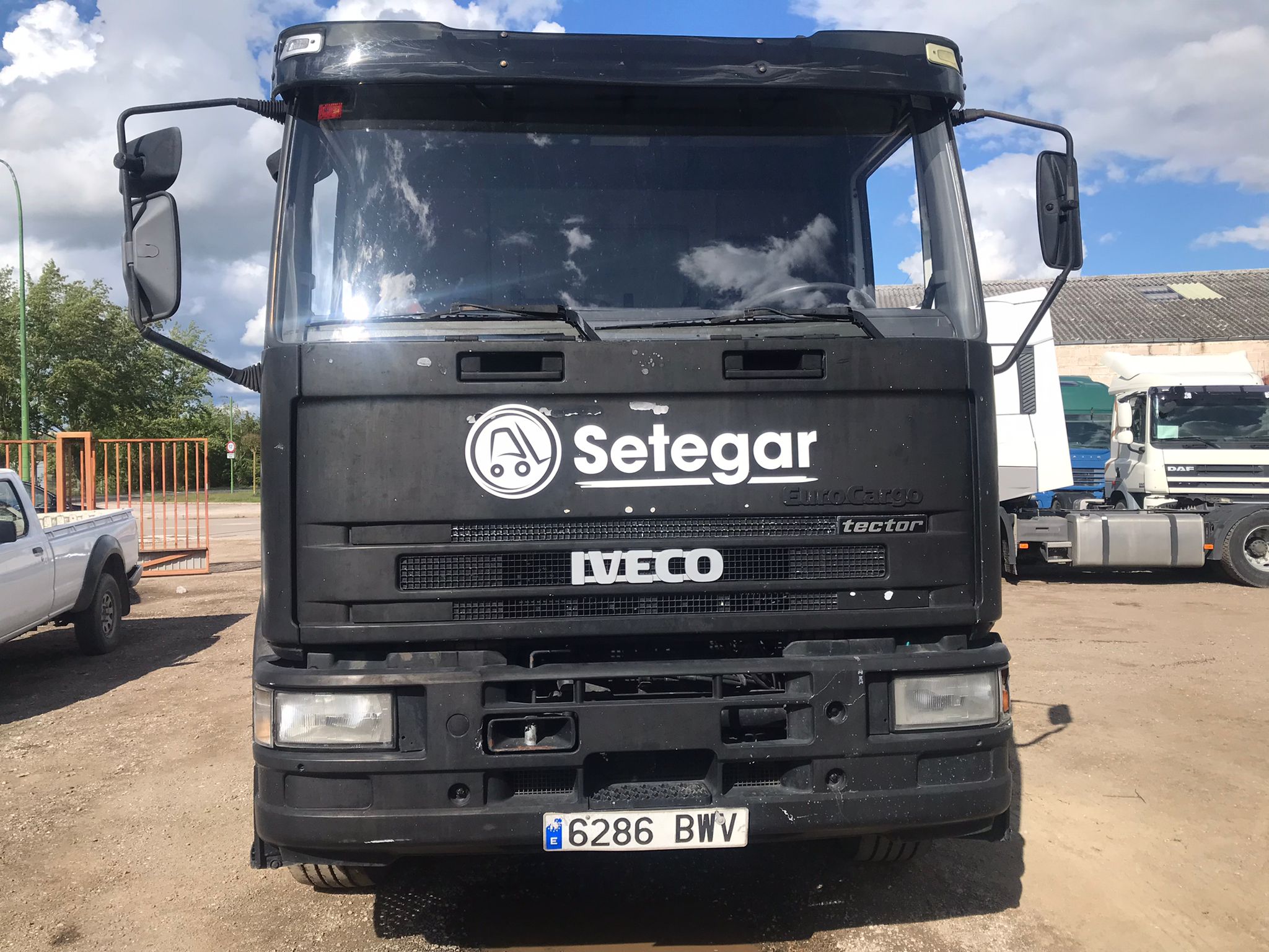 x- VENDIDO - Iveco ML150E24 portavehículos - 2002 - Imagen 2