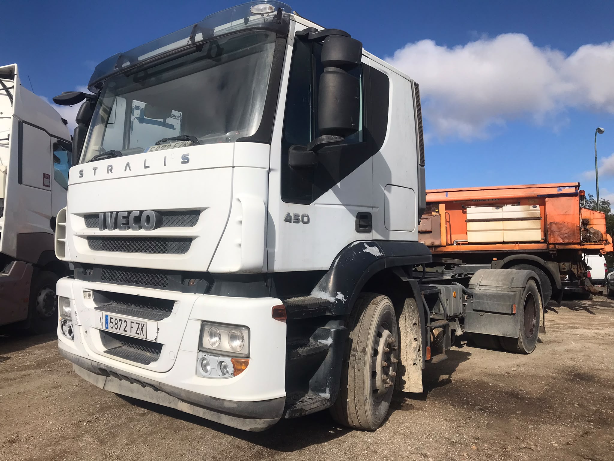 Iveco Stralis AS440S45TP vista frontal izquierda