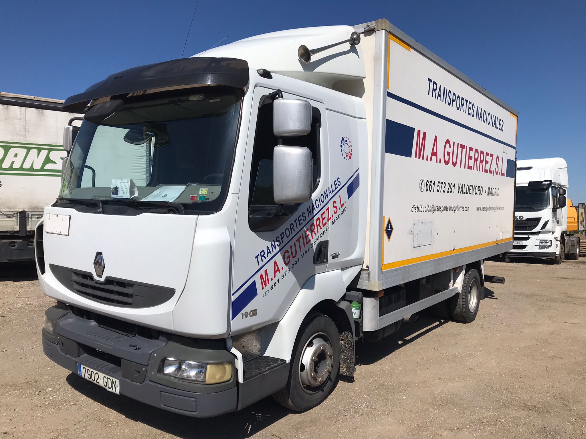 camión caja cerrada Renault