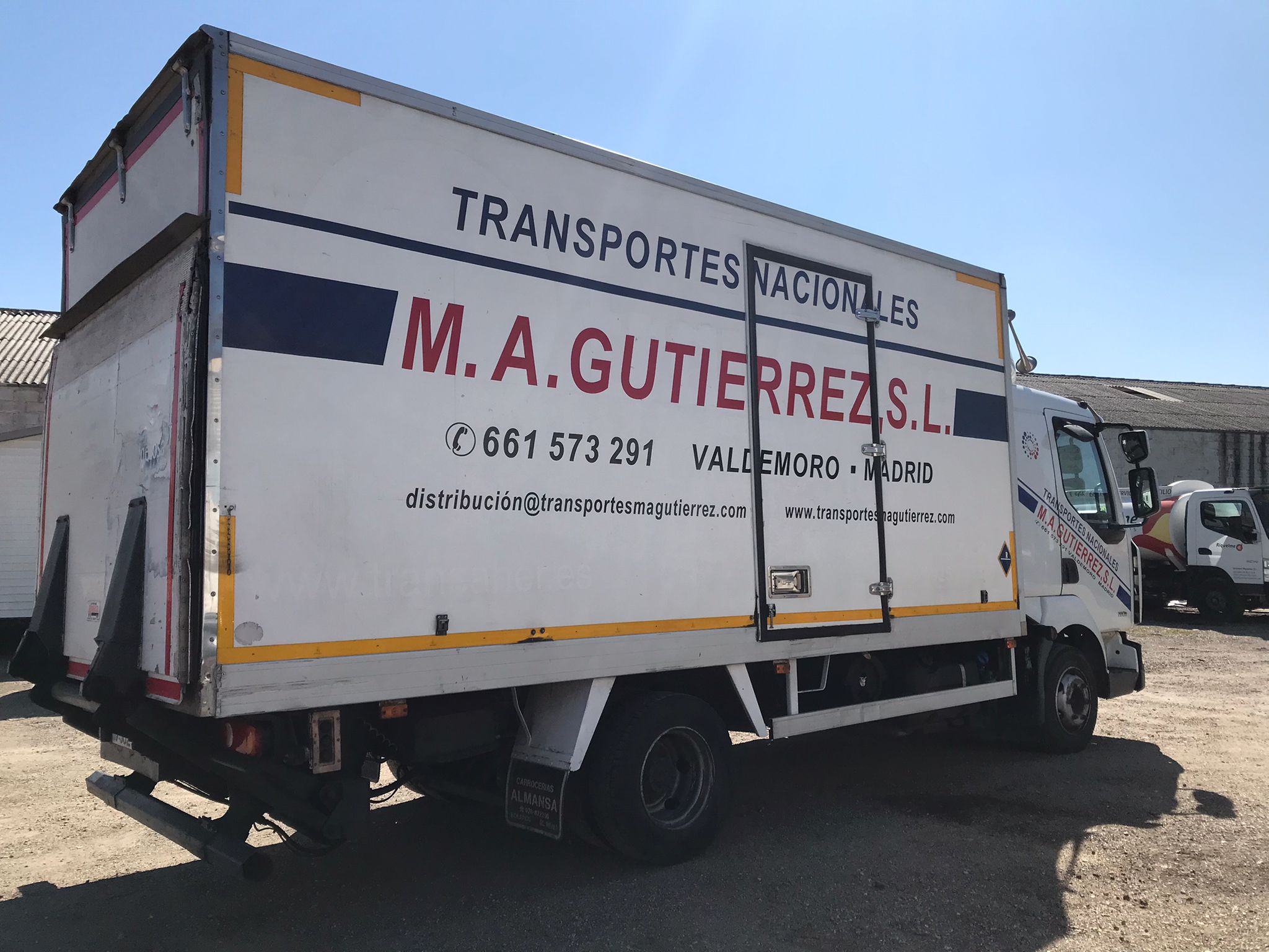 camión caja cerrada Renault