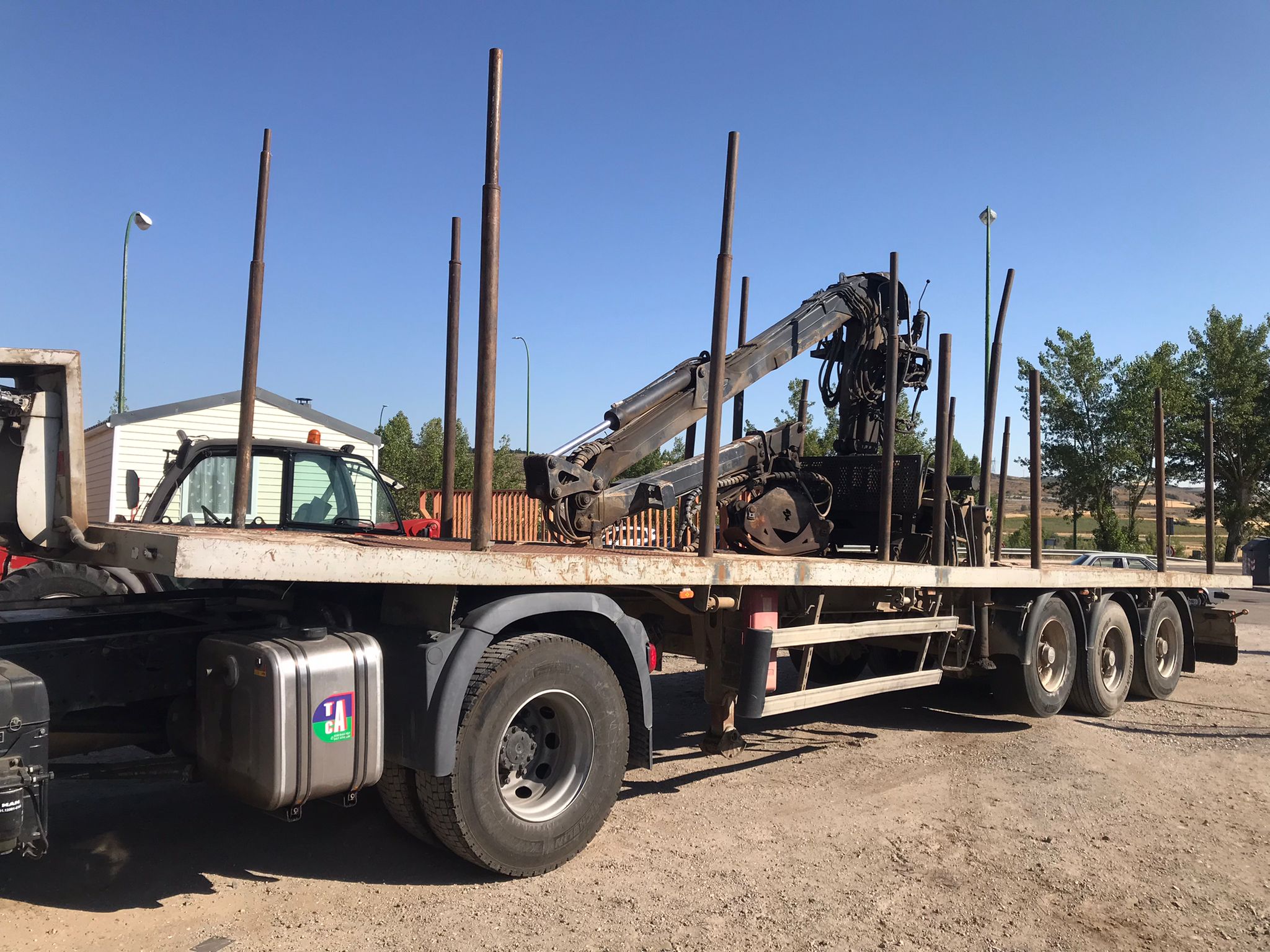 Plataforma maderera con grúa