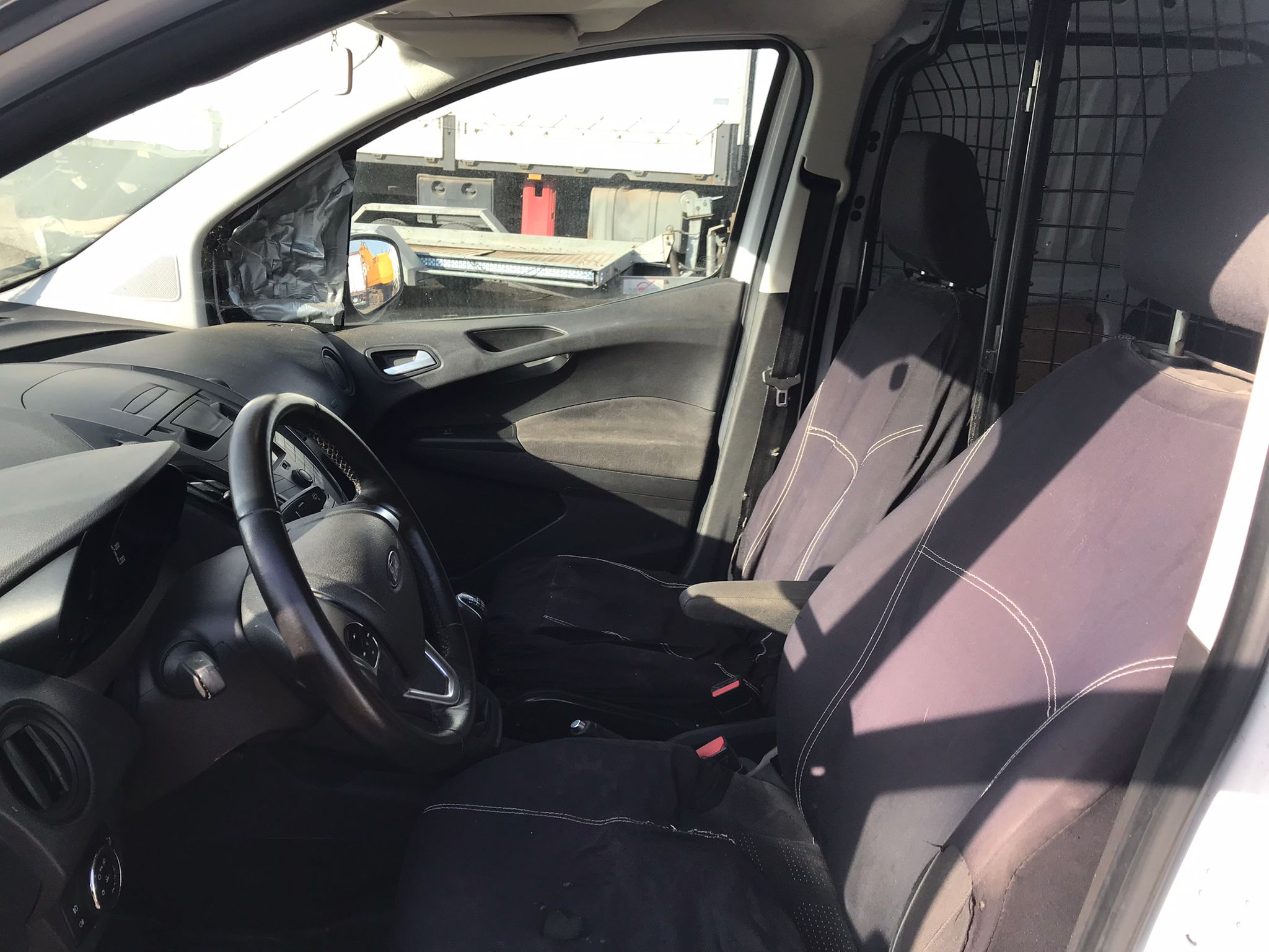 x- VENDIDO - Ford Transit Courier - 2019 - Imagen 7