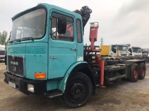 camión portacontenedores con grúa