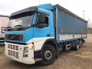 camión caja semitauliner Volvo