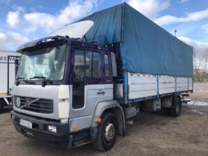 camión Volvo caja semitauliner