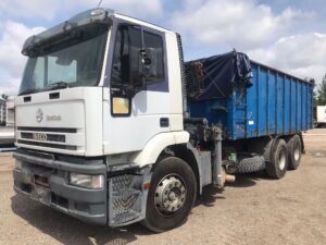 camión basculante con grúa