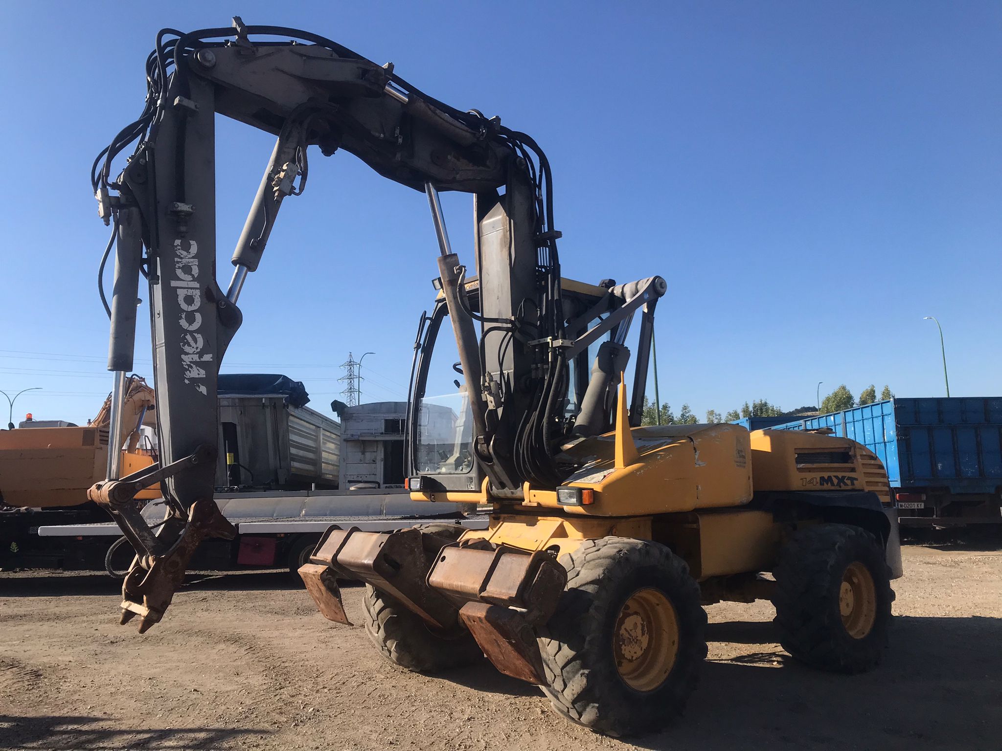 excavadora de ruedas articulada