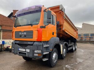 camión dumper 8x6