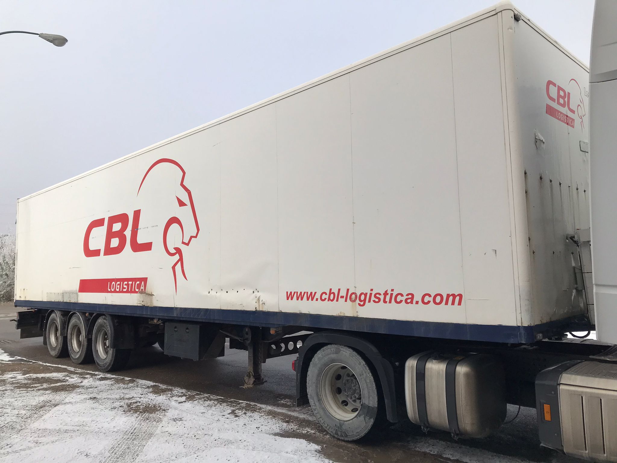 x- VENDIDO - Semirremolque caja cerrada Lecitrailer Año 2002 - Imagen 2