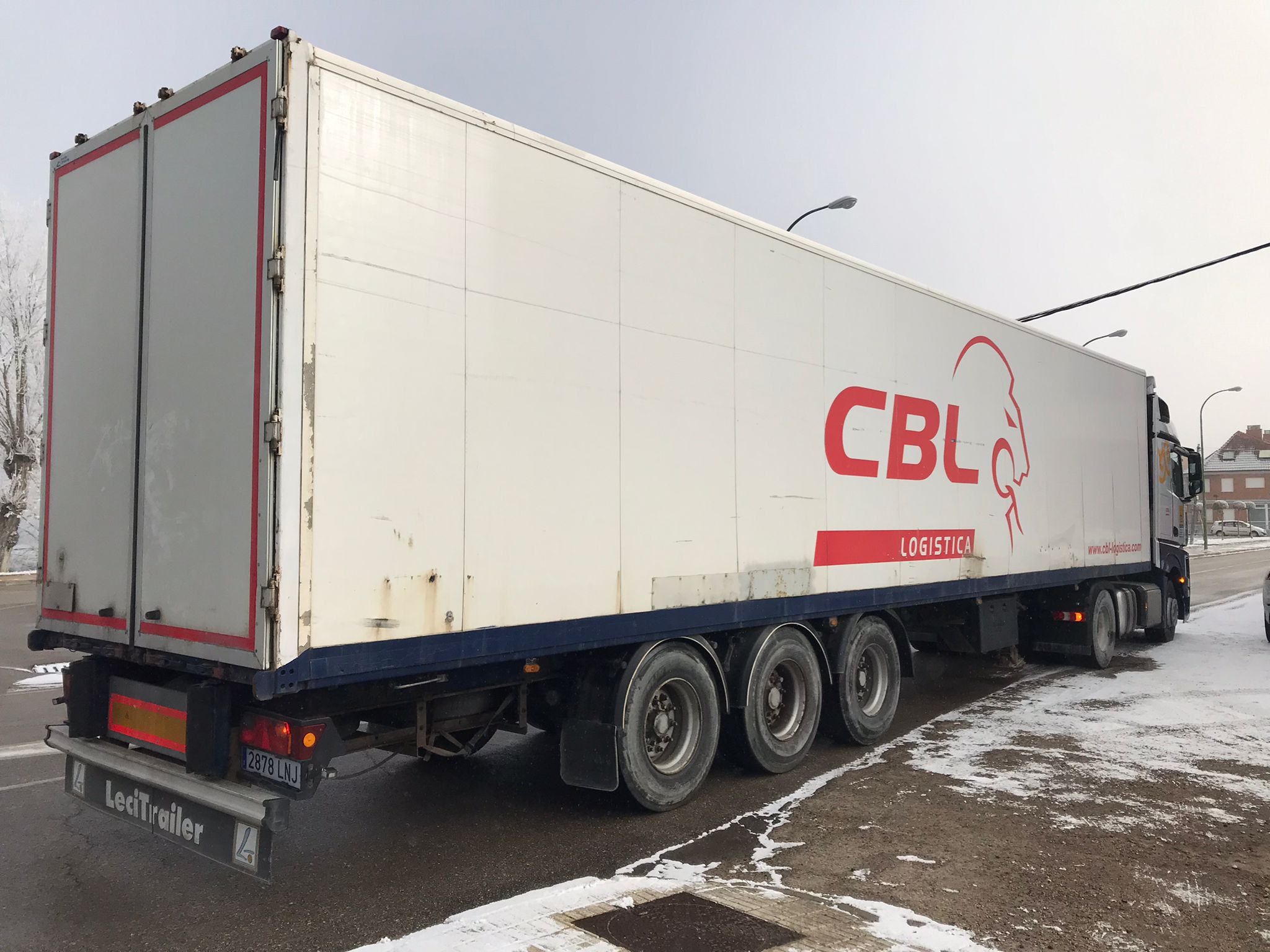 x- VENDIDO - Semirremolque caja cerrada Lecitrailer Año 2002 - Imagen 3