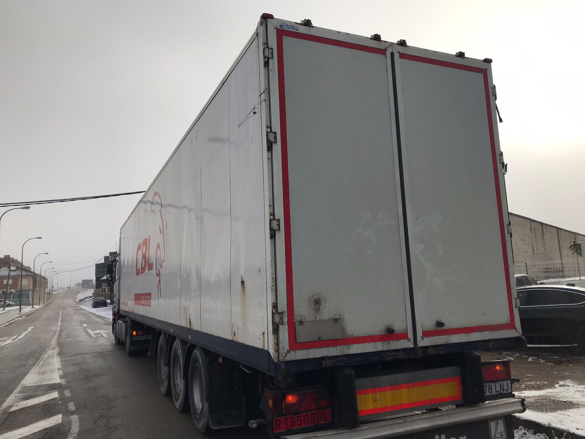 x- VENDIDO - Semirremolque caja cerrada Lecitrailer Año 2002 - Imagen 4