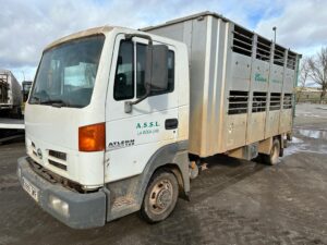 camión ganadero Nissan