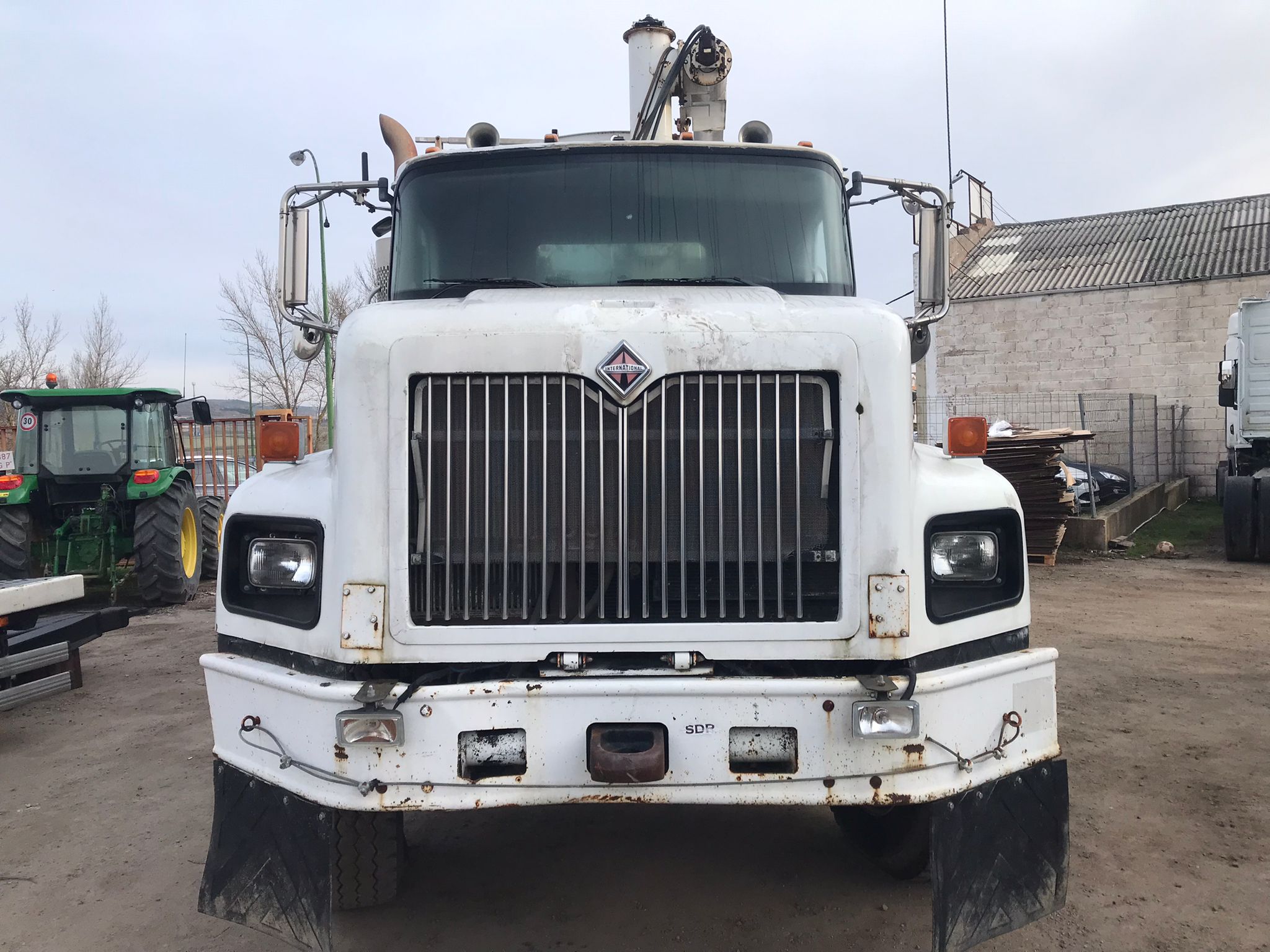 International Paystar 5600i6x4 cisterna - 2004 - Imagen 3