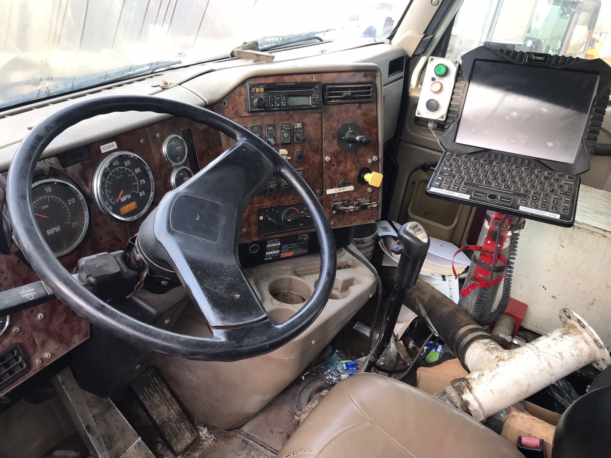 International Paystar 5600i6x4 cisterna - 2004 - Imagen 18