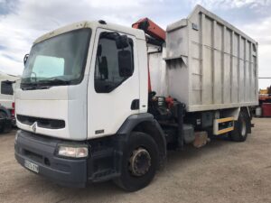 Camión basculante con grúa