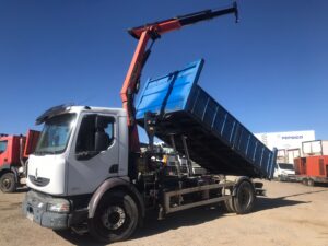 camión basculante con grúa