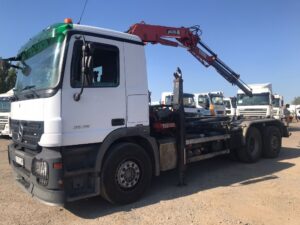 camión portacontenedores con grúa