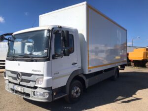 camión caja cerrada trampilla