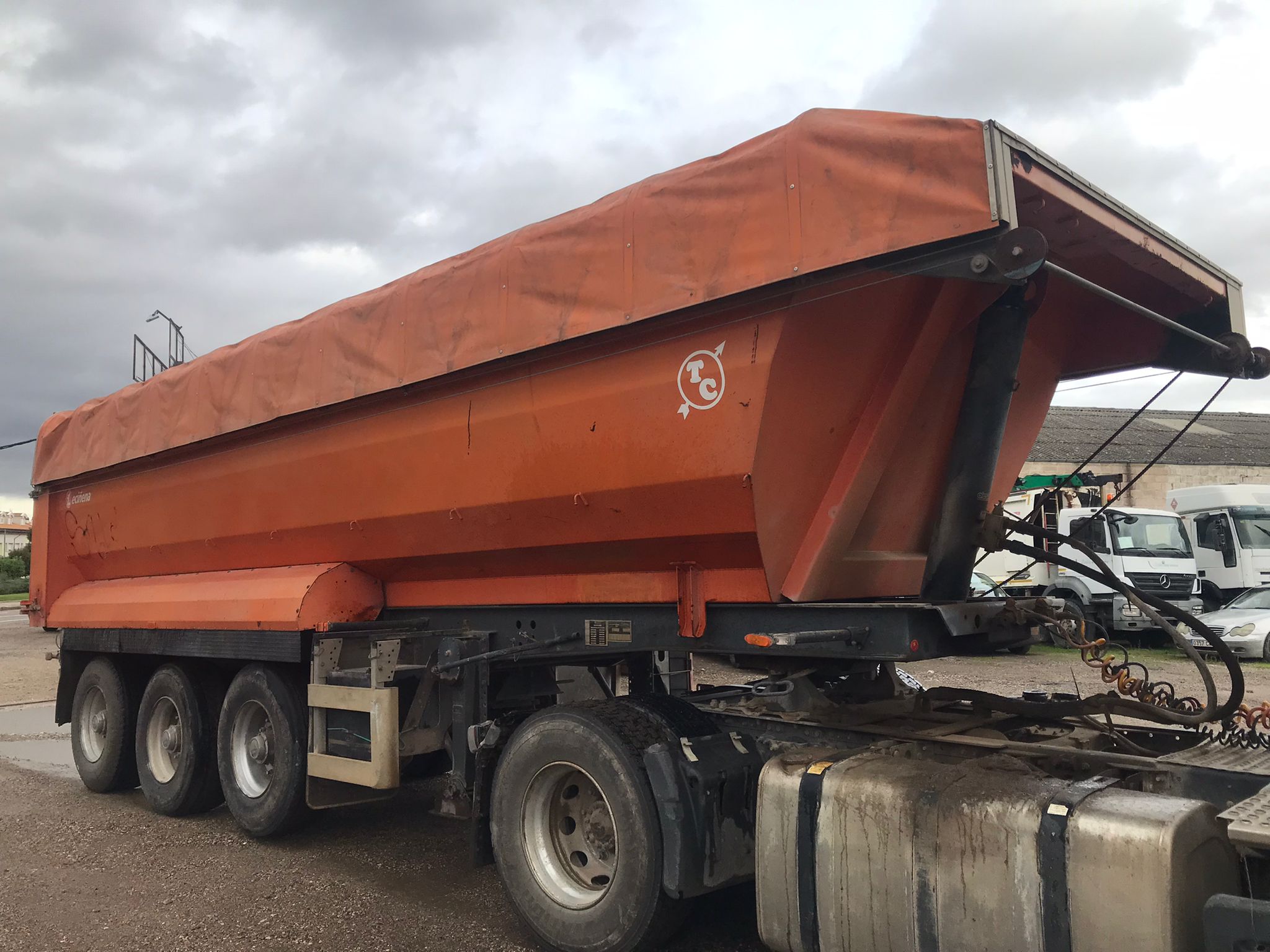 x- VENDIDO - Bañera basculante de hierro Leciñena Año 2006 - Imagen 2