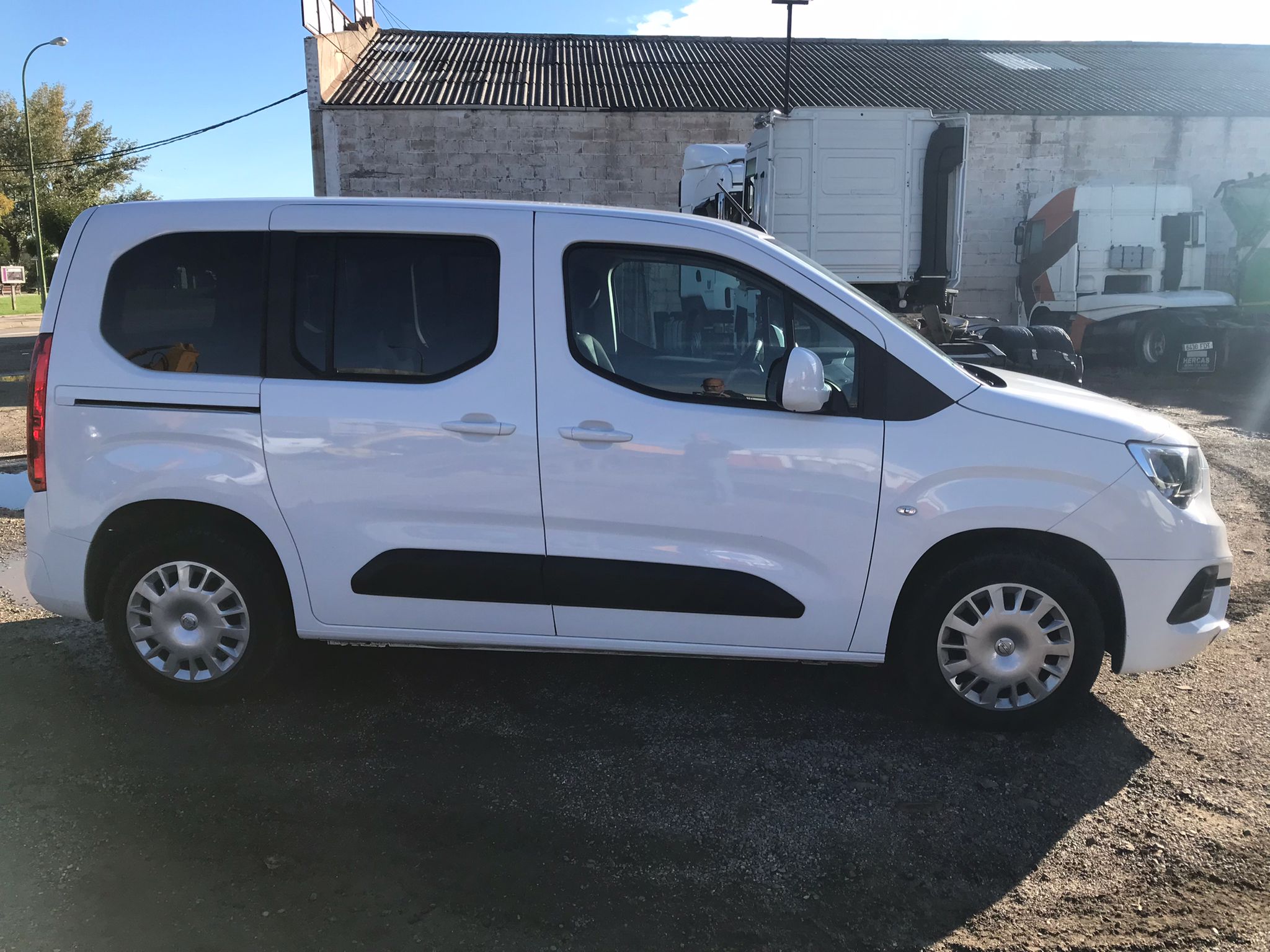 x- VENDIDO - Opel Combo Life - 2021 - Imagen 4