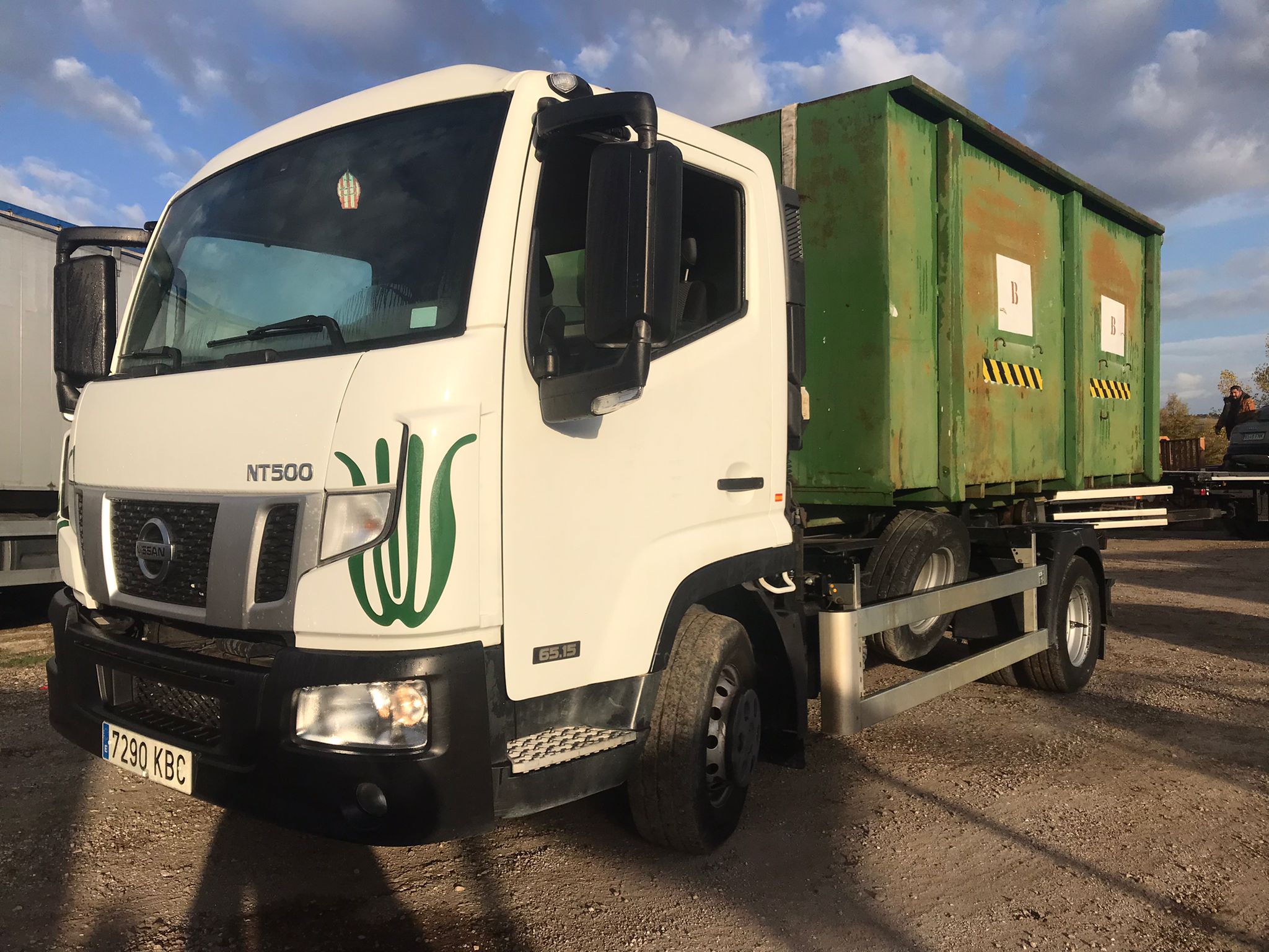 camión portacontenedores degancho