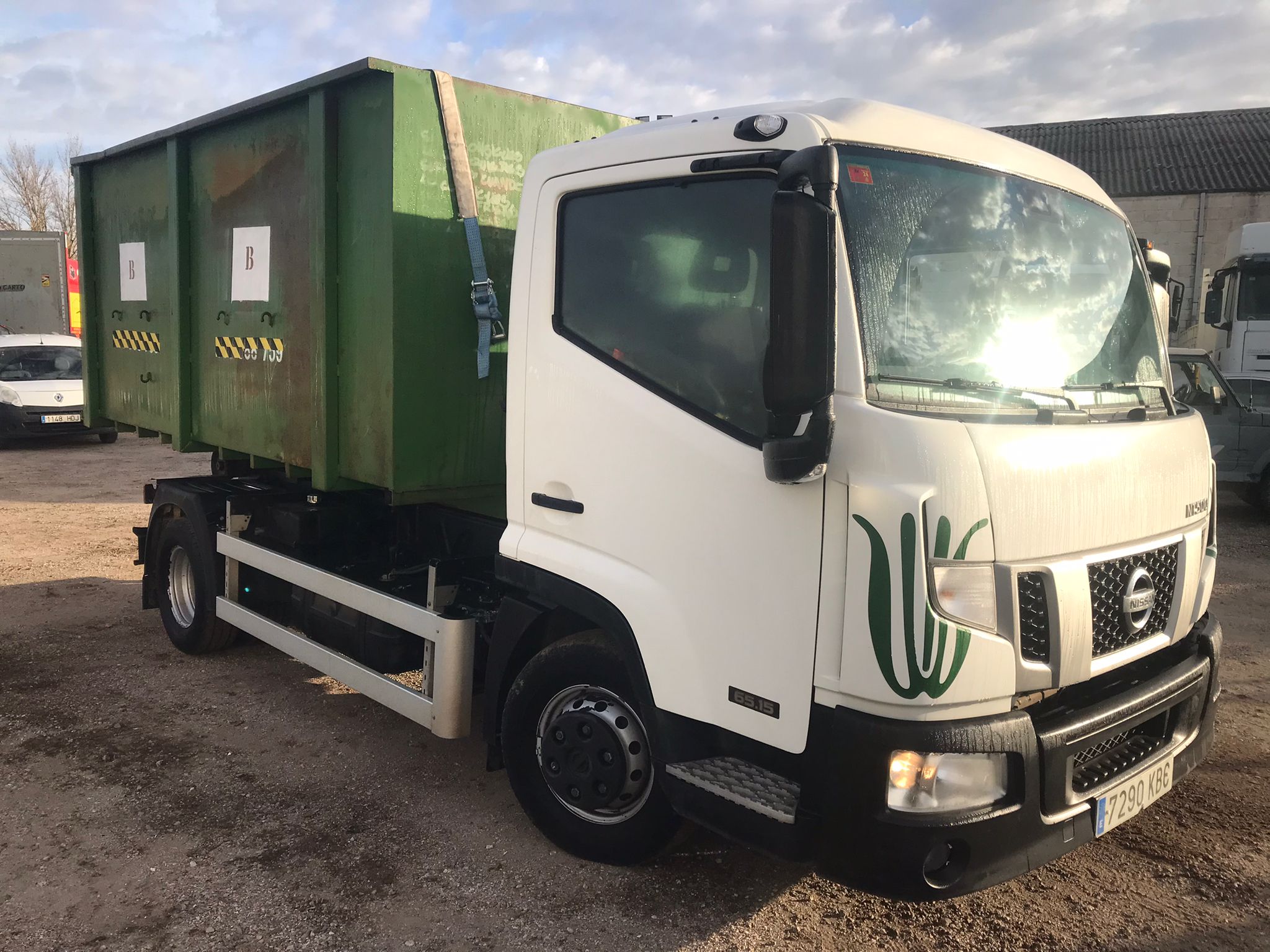 x- VENDIDO - Nissan NT500 portacontenedores de gancho - 2017 - Imagen 3