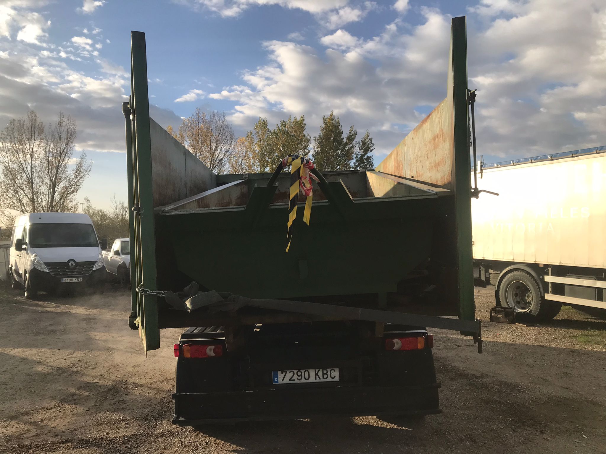 x- VENDIDO - Nissan NT500 portacontenedores de gancho - 2017 - Imagen 6