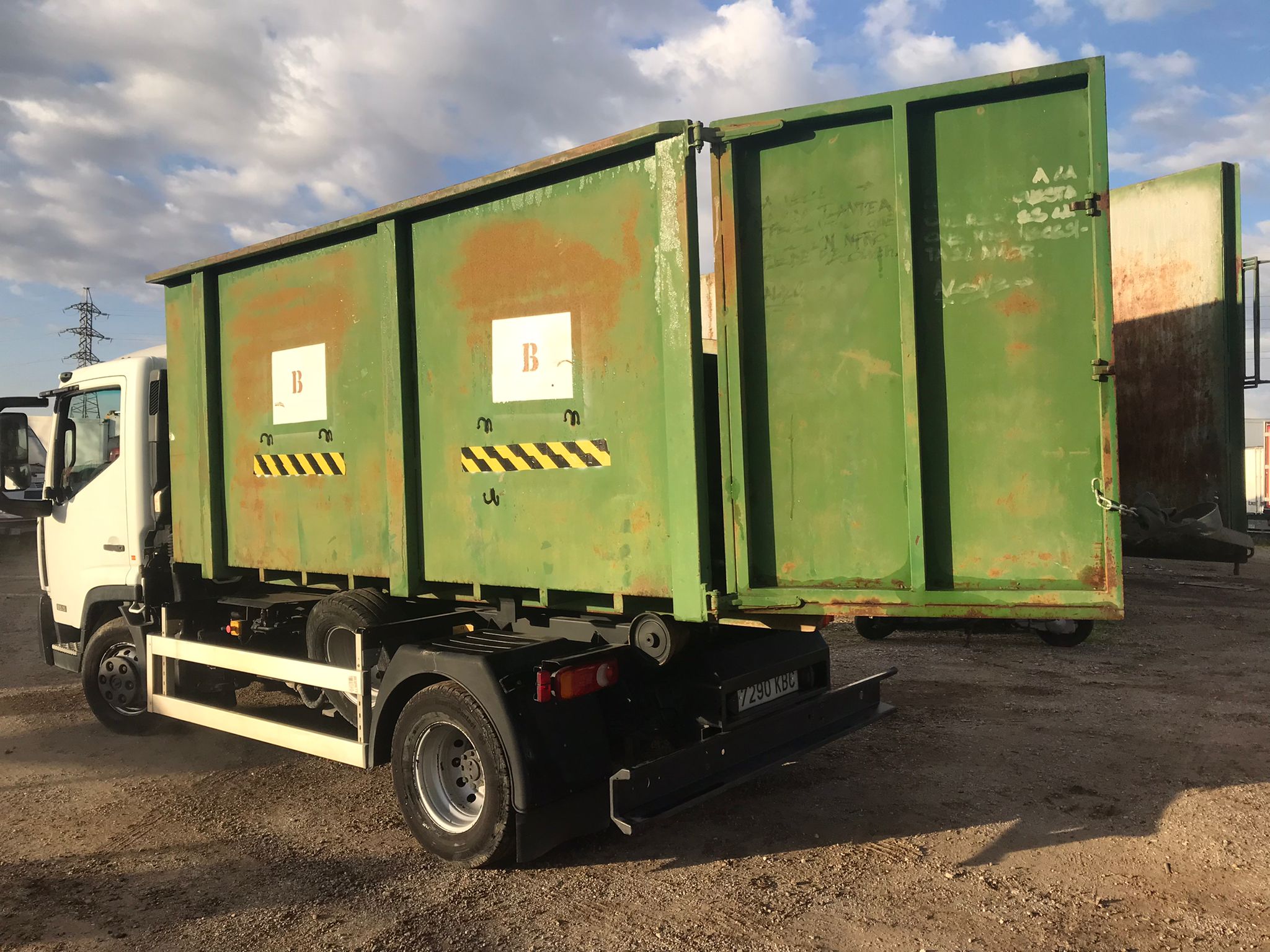 x- VENDIDO - Nissan NT500 portacontenedores de gancho - 2017 - Imagen 7