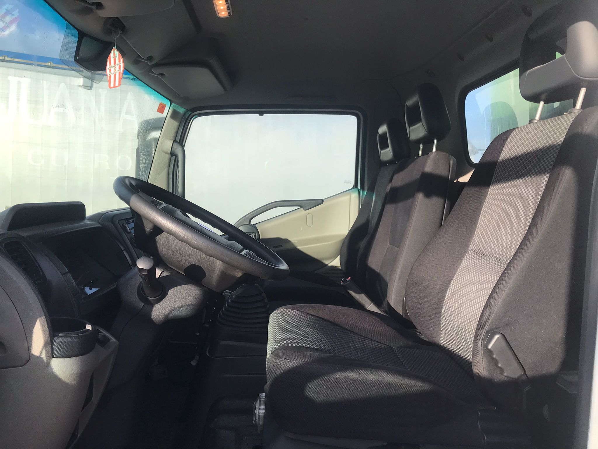 x- VENDIDO - Nissan NT500 portacontenedores de gancho - 2017 - Imagen 9