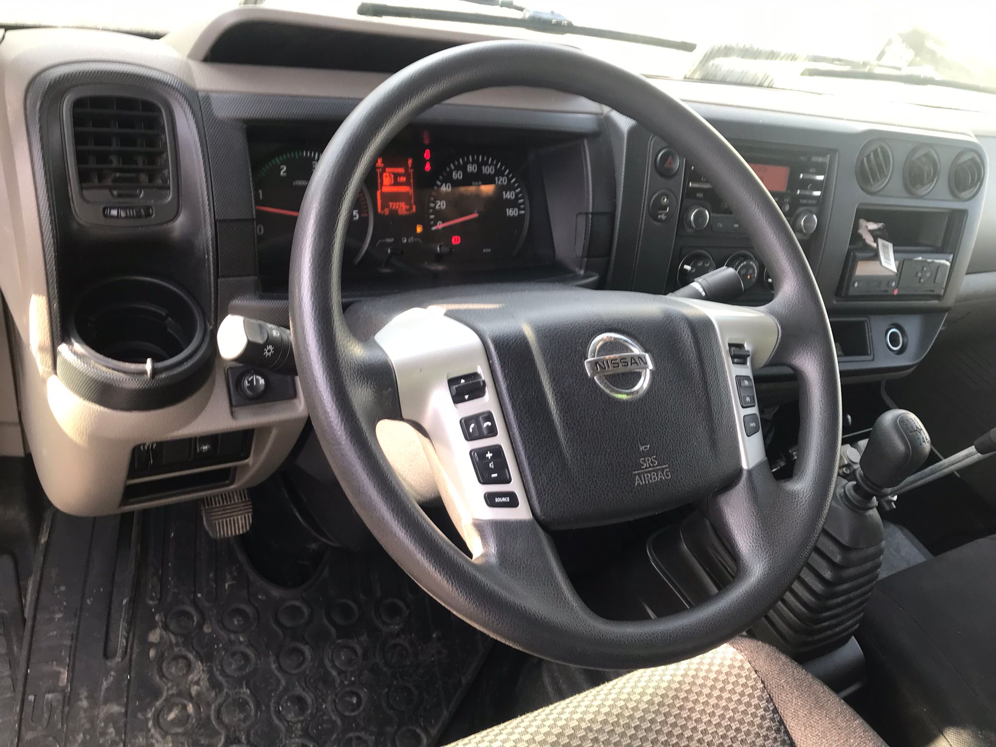 x- VENDIDO - Nissan NT500 portacontenedores de gancho - 2017 - Imagen 11