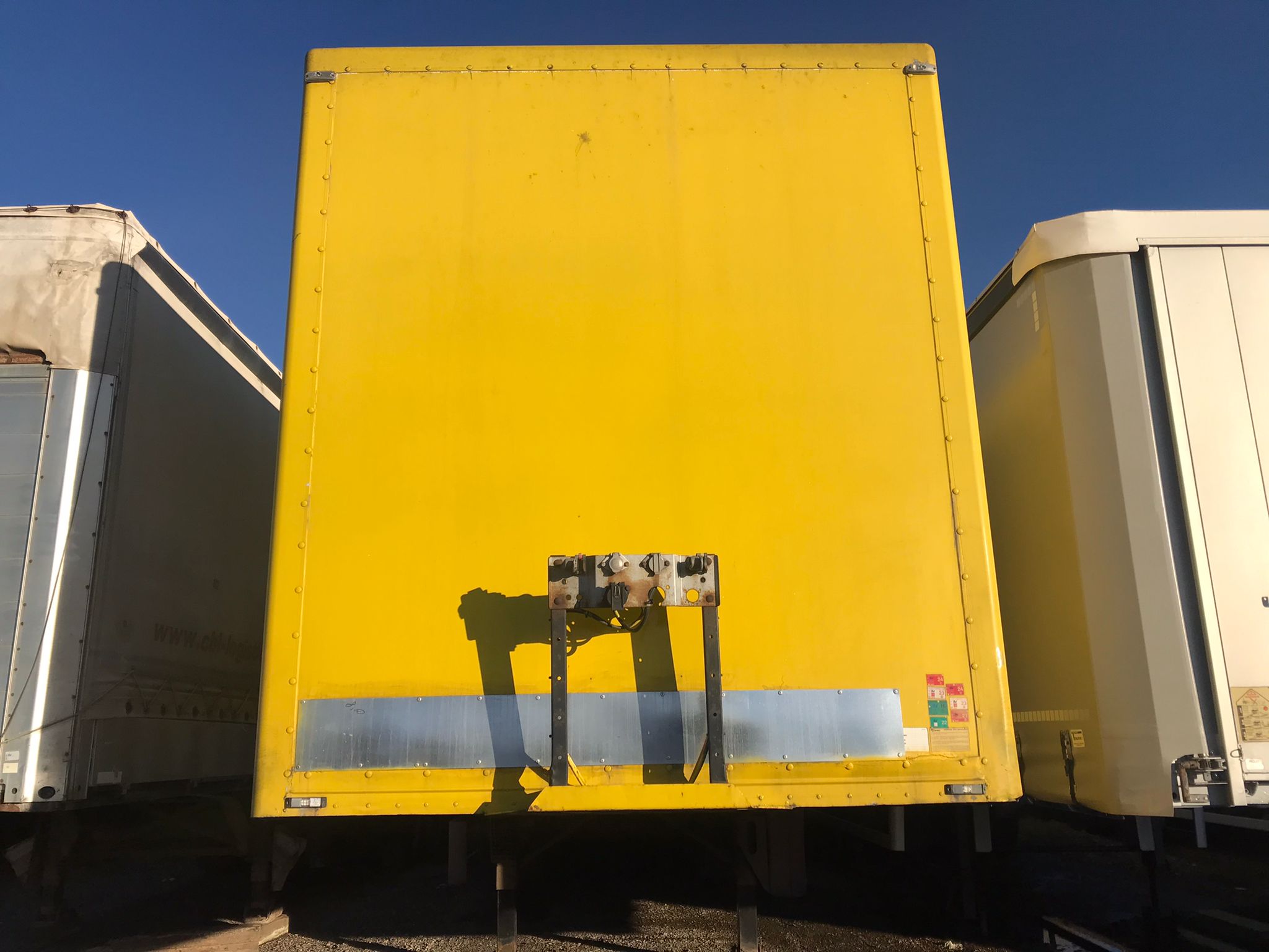 x- VENDIDO - Semirremolque caja cerrada Montenegro Año 2008 - Imagen 2