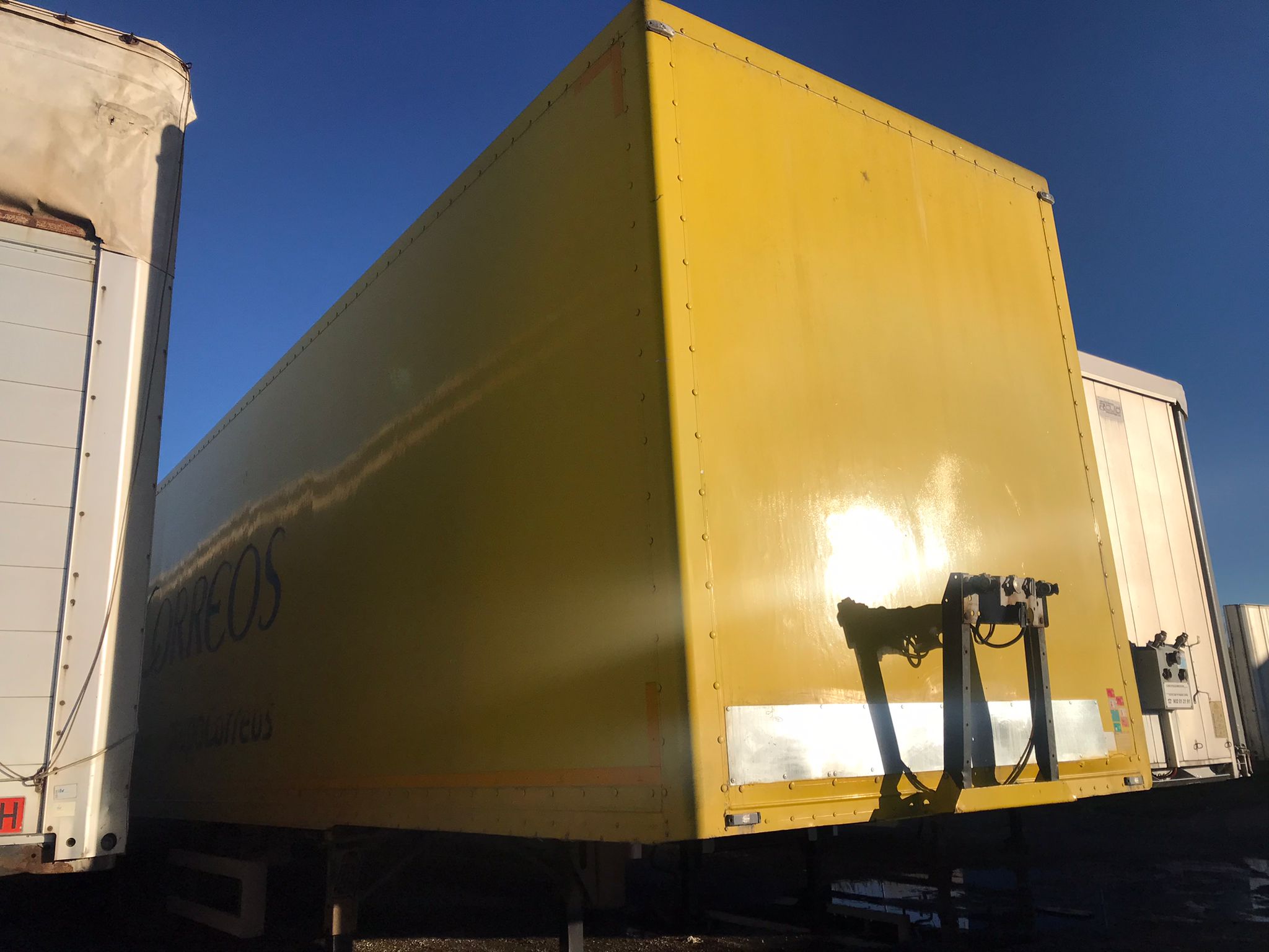 x- VENDIDO - Semirremolque caja cerrada Montenegro Año 2008 - Imagen 3