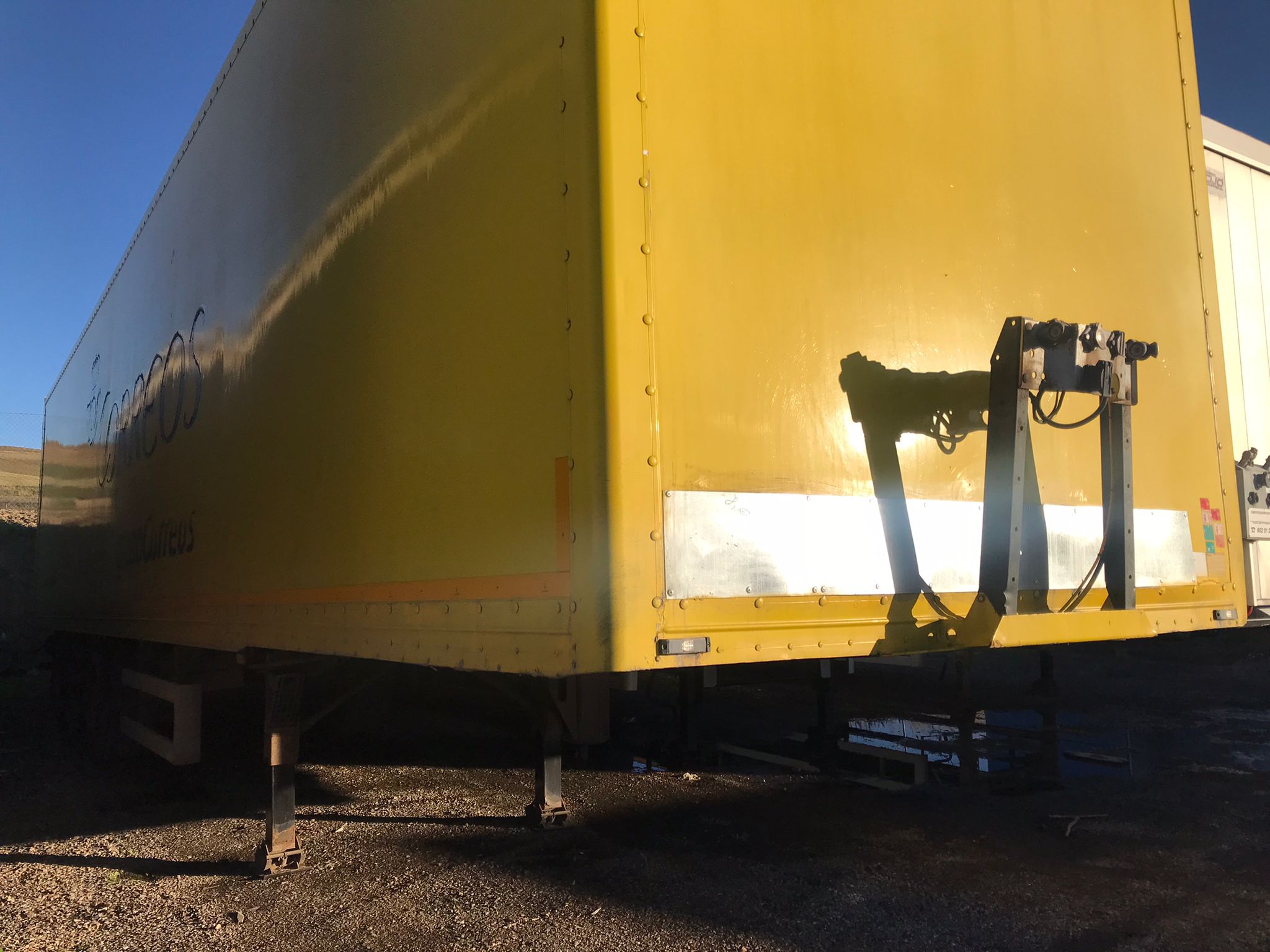 x- VENDIDO - Semirremolque caja cerrada Montenegro Año 2008 - Imagen 4