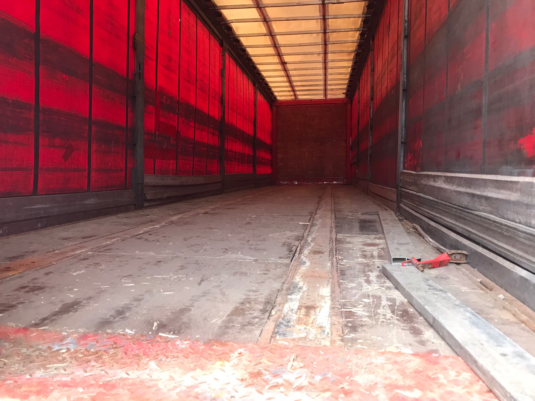 x- VENDIDO - Semirremolque tauliner Rojo Año 2005 - Imagen 3