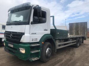 camión portavehículos Mercedes-Benz