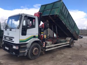 camión basculante con grúa