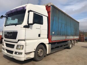 camión caja semitauliner Man TGX