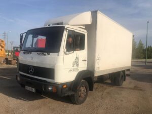 camión caja cerrada Mercedes