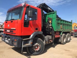 camión basculante con grúa