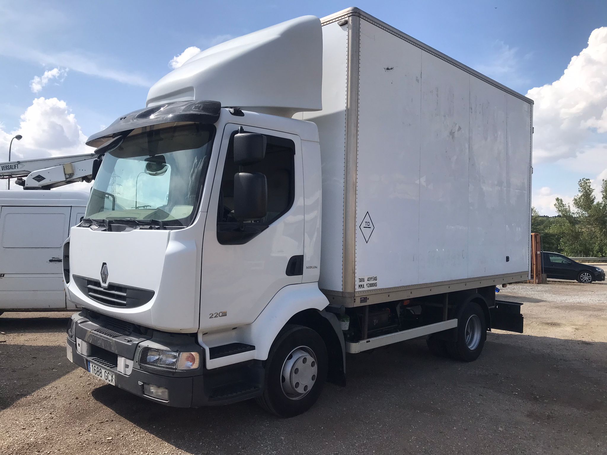 Camión Renault Midlum 220.12 caja cerrada en venta, año 2008, 12.000 kg MMA, 156 CV