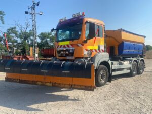 Camión MAN 6x4 con cuña quitanieves Cirron y esparcidor de sal Stratos modelo 2-6042 VCNL