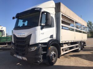 Camión Iveco semitauliner 2021 con carrocería abierta y gancho de remolque Rockinger – 360 CV y normativa Euro VI-D
