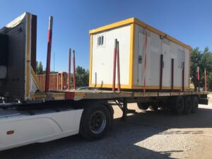 Plataforma maderera Benalu de tres ejes con suspensión neumática y ejes SMB