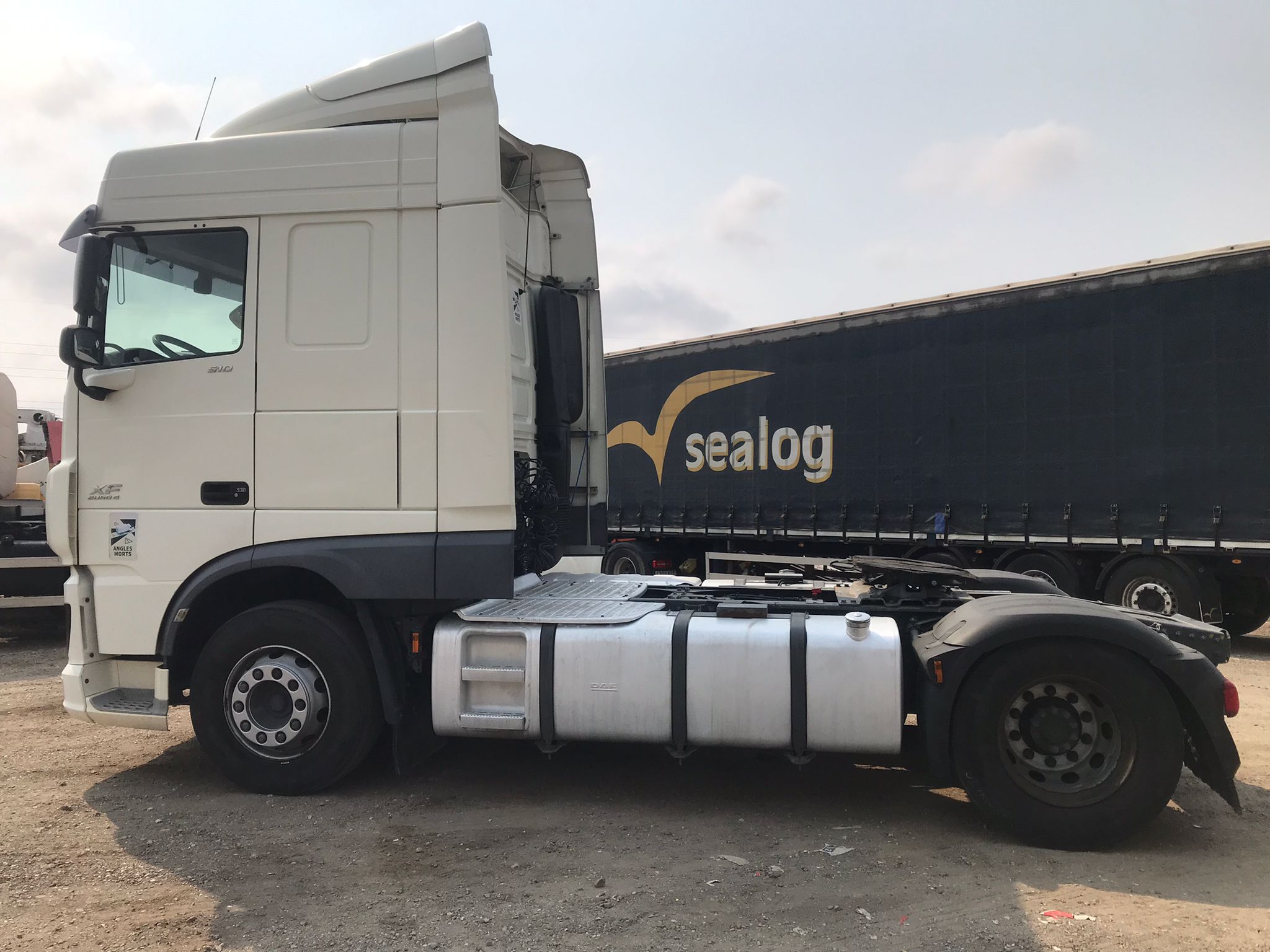 Lateral izquierdo cabeza tractora DAF XF 510 FT 2017