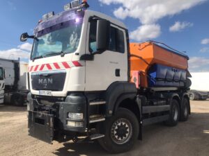 Vista diagonal delantera izquierda camión quitanieves MAN TGS 33.360